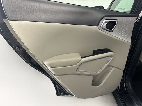 Used 2023 Kia Soul LX image 27