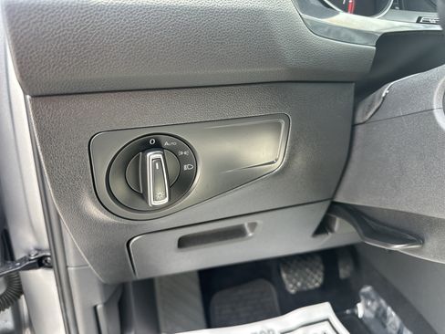 Used 2021 Volkswagen Tiguan SE AWD/4WD image 13