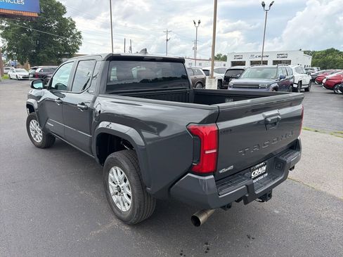 Used 2025 Toyota Tacoma SR5 AWD/4WD image 9