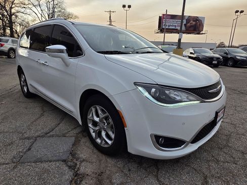 Used 2019 Chrysler Pacifica Limited w/ Advanced Safetytec Group image 3
