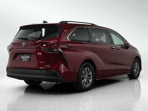 Used 2021 Toyota Sienna XLE image 5
