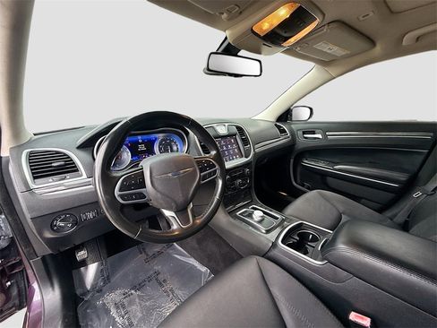 Used 2021 Chrysler 300 Touring w/ Driver Convenience Group image 9