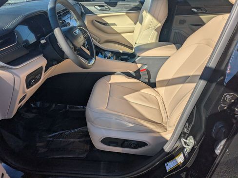 Certified 2024 Jeep Grand Cherokee L Limited w/ Luxury Tech Group II image 13