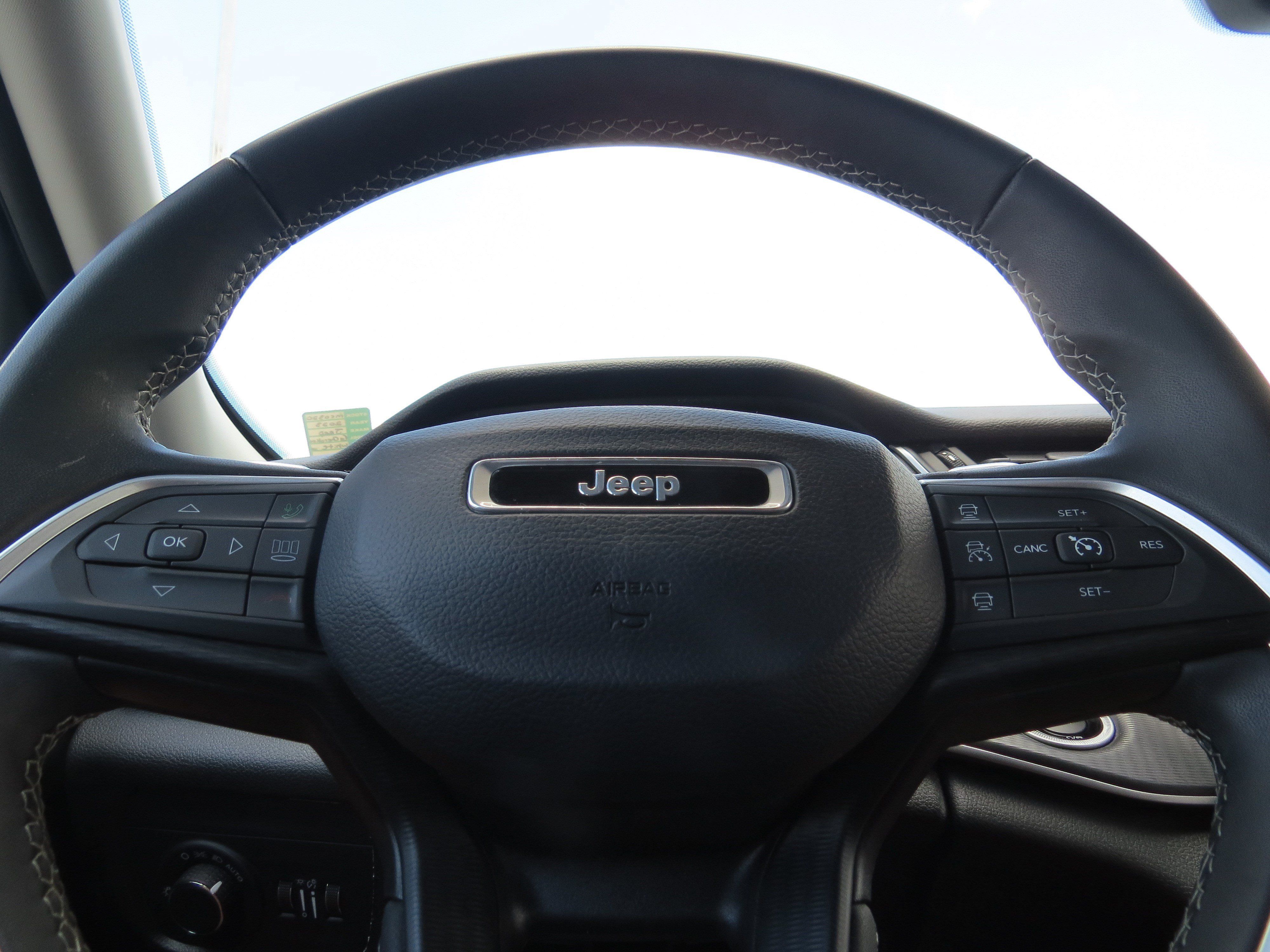 Used 2023 Jeep Grand Cherokee Laredo AWD/4WD image 17