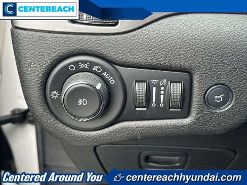 Used 2019 Jeep Cherokee Limited image 18