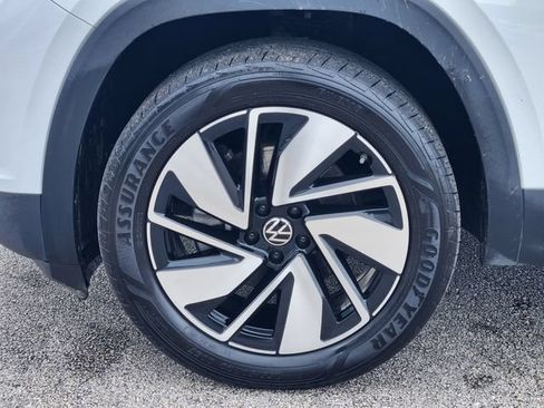 Used 2024 Volkswagen Atlas SE AWD/4WD image 8