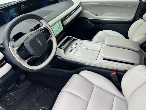 New 2026 Lincoln Navigator Premiere image 9