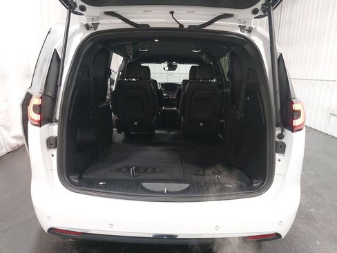 Used 2025 Chrysler Pacifica Select image 14