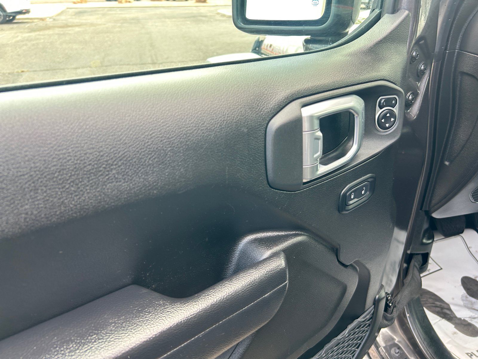 Used 2025 Jeep Wrangler Unlimited Rubicon AWD/4WD image 13