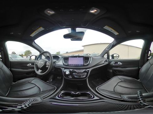 Used 2025 Chrysler Pacifica Limited FWD image 47