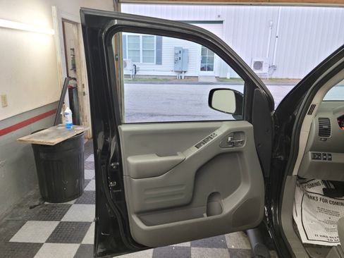 Used 2021 Nissan Frontier SV w/ Midnight Edition Floor Mats image 27