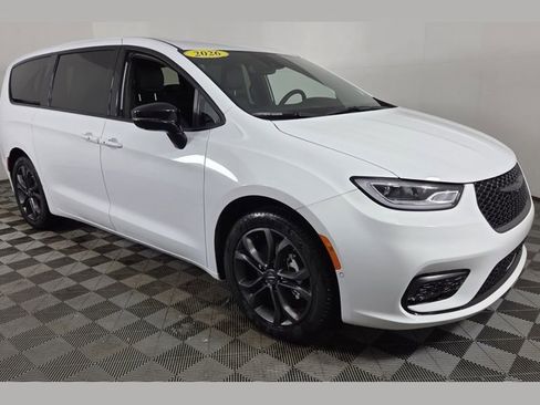 Used 2026 Chrysler Pacifica Select image 1