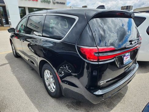 New 2025 Chrysler Pacifica Select FWD image 4