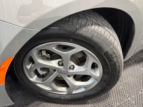 Used 2023 Chrysler Pacifica Limited FWD image 46