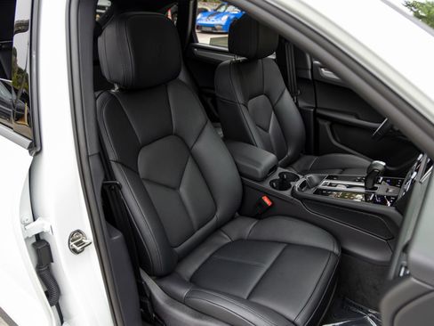 Certified 2026 Porsche Macan AWD/4WD image 60
