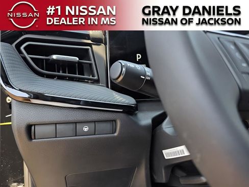 New 2025 Nissan Kicks SR AWD/4WD image 17