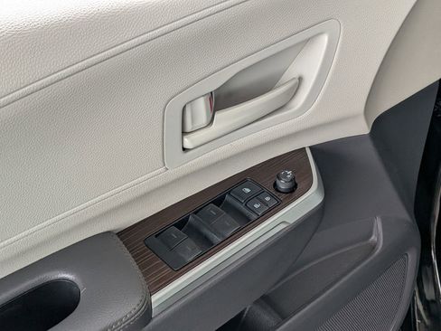 Used 2022 Toyota Sienna LE image 9