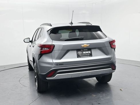 Used 2025 Chevrolet Trax LT FWD image 6