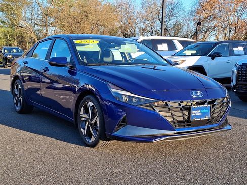 Certified 2023 Hyundai Elantra Limited w/ Preferred Accessory Package image 3