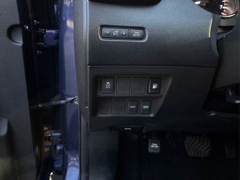 Used 2018 Nissan Rogue S image 31