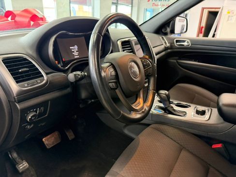 Used 2020 Jeep Grand Cherokee Laredo image 18