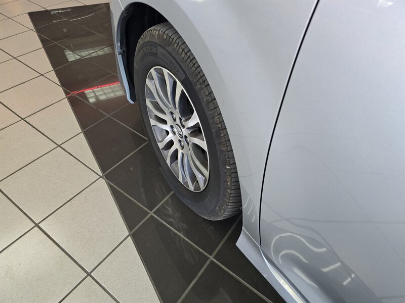 Used 2019 Toyota Sienna XLE w/ XLE Navigation Package FWD image 35