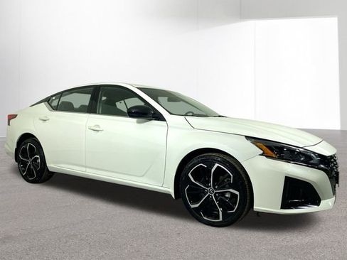 Used 2024 Nissan Altima 2.5 SR image 3