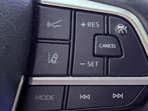 Used 2024 Toyota Highlander XLE FWD image 9