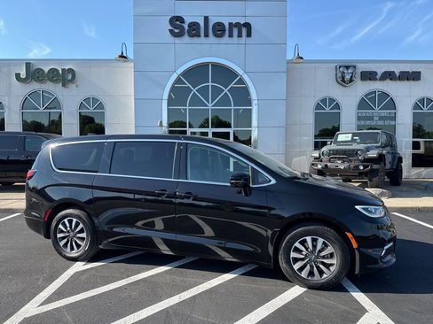 Used 2024 Chrysler Pacifica Limited FWD image 1