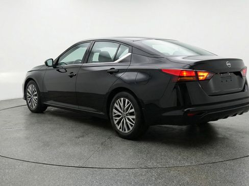 Used 2025 Nissan Altima 2.5 SV FWD image 6