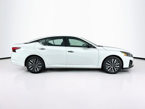Used 2025 Nissan Altima 2.5 SV FWD image 10