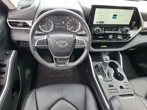 Used 2024 Toyota Highlander XLE AWD/4WD image 12