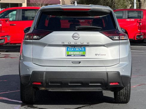 Used 2024 Nissan Rogue SV image 4