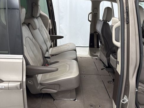 Used 2017 Chrysler Pacifica Touring-L image 27