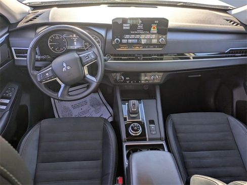 Used 2023 Mitsubishi Outlander SE image 17