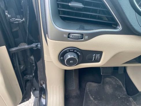 Used 2019 Jeep Cherokee Latitude FWD image 19