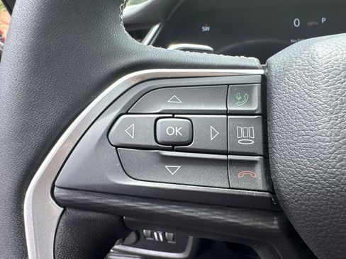 Used 2025 Jeep Grand Cherokee Laredo RWD image 17
