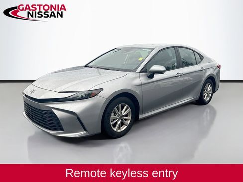 Used 2025 Toyota Camry LE image 3