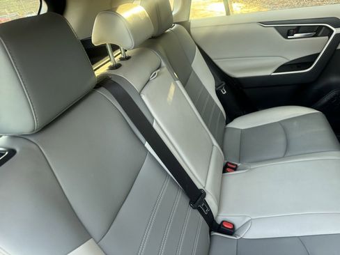 Used 2021 Toyota RAV4 XLE Premium image 11