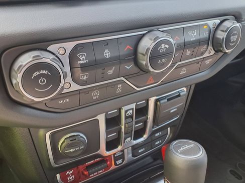 Used 2024 Jeep Gladiator Rubicon w/ Technology Group AWD/4WD image 18