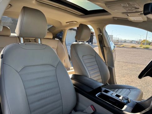 Used 2017 Ford Fusion SE w/ Fusion SE Technology Package image 18