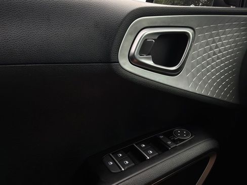 Used 2025 Kia Soul LX w/ LX Technology Package FWD image 19