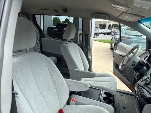 Used 2014 Toyota Sienna LE FWD image 33