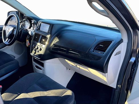 Used 2018 Dodge Grand Caravan SE w/ UConnect Hands-Free Group image 15