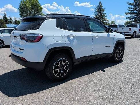 Used 2025 Jeep Compass Trailhawk AWD/4WD image 3