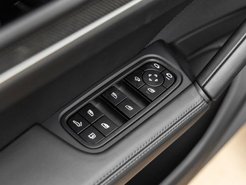 New 2025 Porsche Cayenne Turbo AWD/4WD image 21