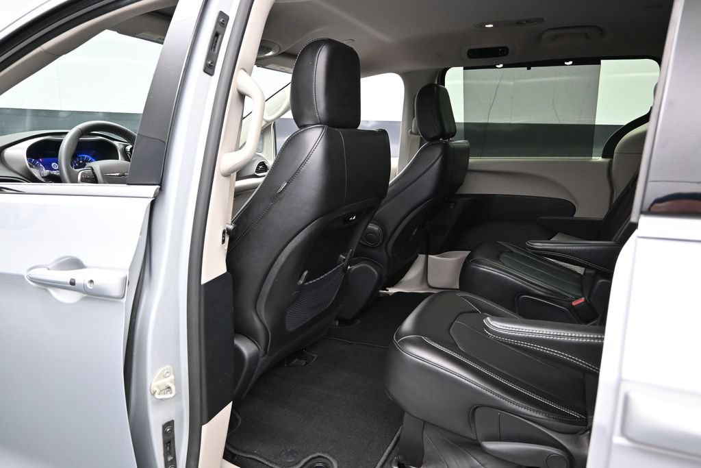 Used 2024 Chrysler Pacifica Touring-L FWD image 18