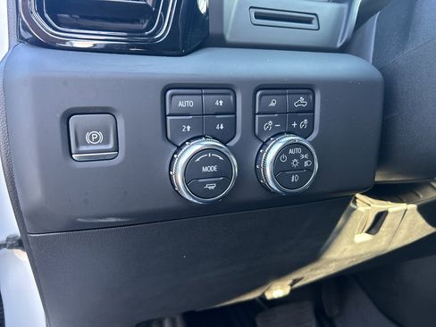 Used 2024 GMC Sierra 2500 AT4 image 24