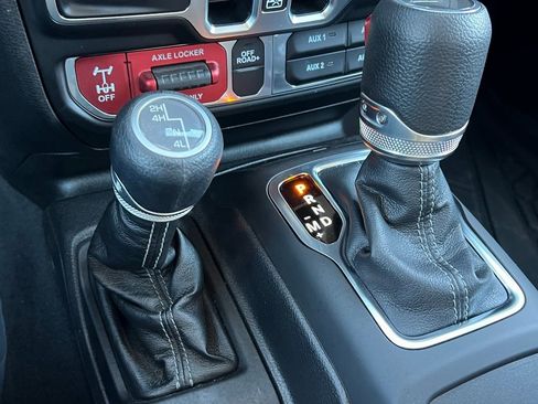 Certified 2025 Jeep Gladiator Mojave w/ Convenience Group image 29