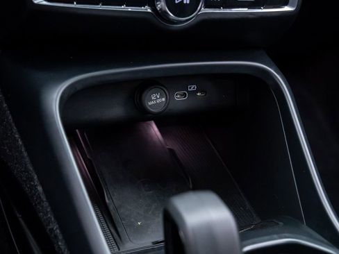 Used 2025 Volvo XC40 B5 Core image 29